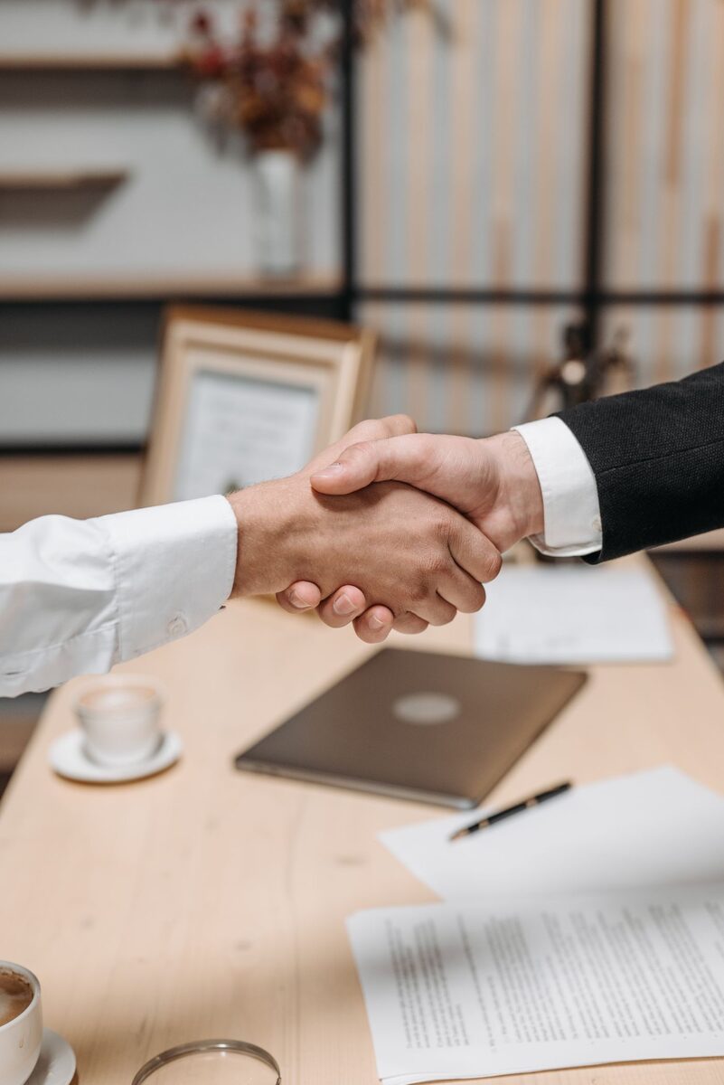 Consulenza trasparente e affidabile: la stretta di mano di un accordo
