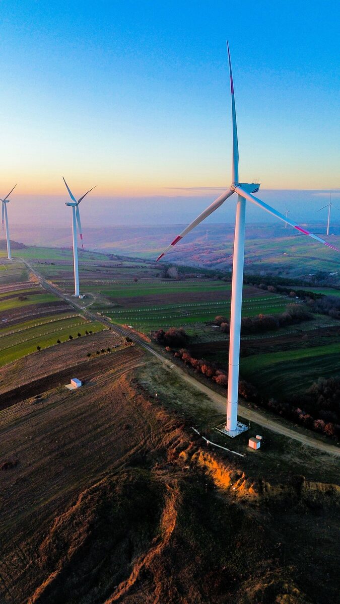 Pale eoliche al tramonto che producono energia pulita